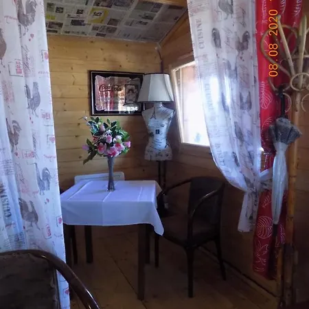 Aux Roses Nocleg ze śniadaniem 3*
